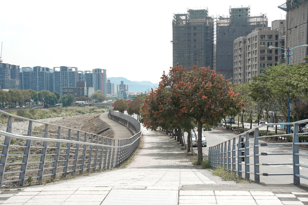 【台中景點】 大坑情人橋，粉紅色的橋＋玻璃鏡面地板好好拍！熱門IG約會拍照景點。 @瑪姬幸福過日子