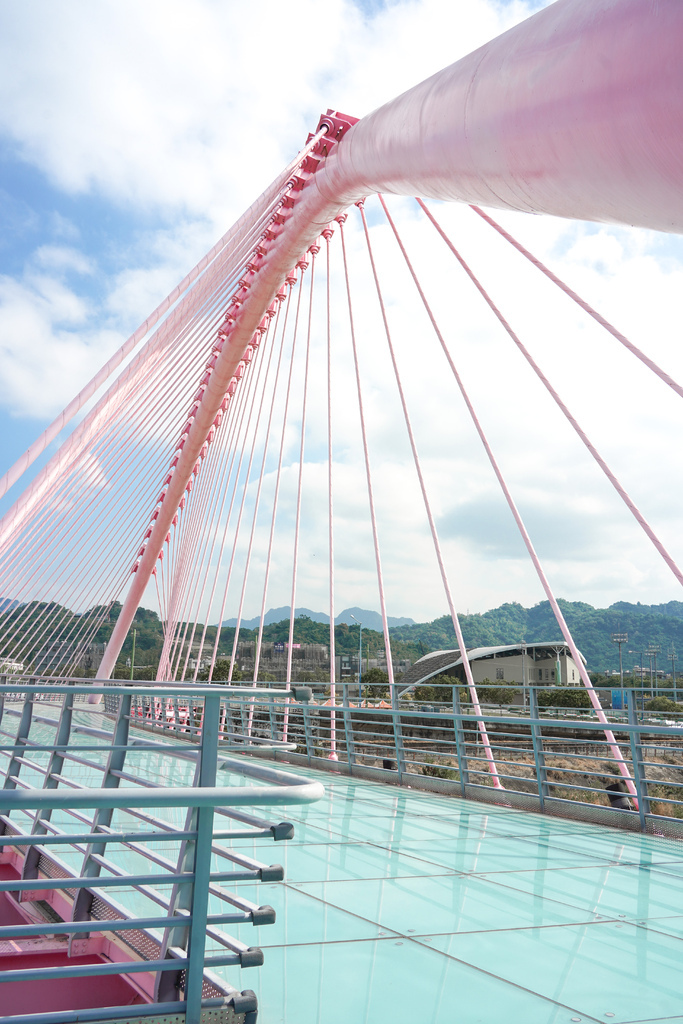 【台中景點】 大坑情人橋，粉紅色的橋＋玻璃鏡面地板好好拍！熱門IG約會拍照景點。 @瑪姬幸福過日子