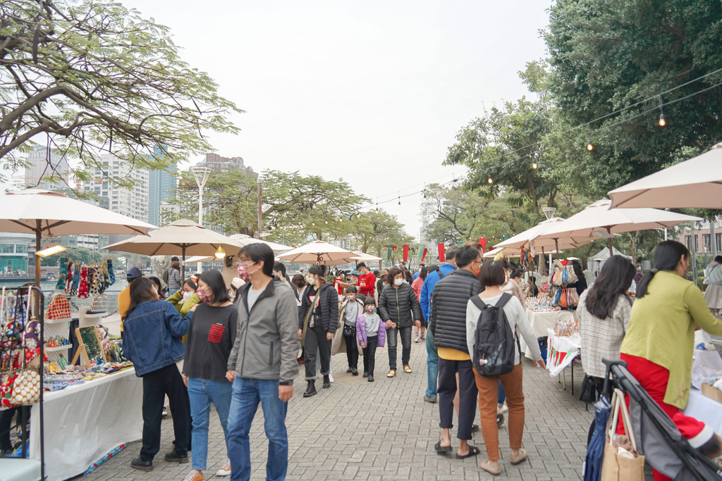 【高雄愛河景點】 高雄愛河文創市集，霓虹派對將近70個攤位，還有現場演奏，美食文創超好逛！週六週日限定！ @瑪姬幸福過日子