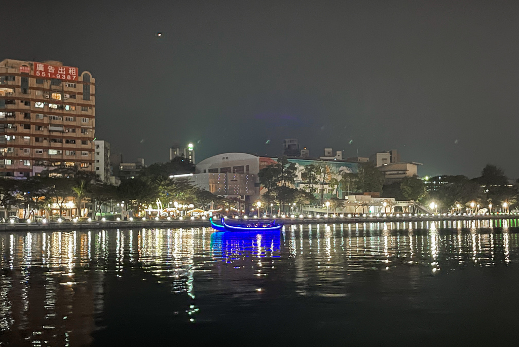 高雄愛河景點一日遊二日遊，15個景點玩愛河左岸，搭船遊湖，歐洲教堂，玻璃咖啡屋，愛河之心，在地市集，吃喝玩樂一包搞定 @瑪姬幸福過日子