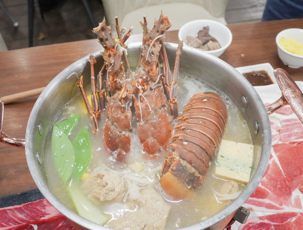 新竹露營推薦｜ 愛上喜翁豪華露營，免搭帳，一泊四食豪華龍蝦海鮮大餐，滿滿的櫻花，超美的簡直是仙境！ @瑪姬幸福過日子