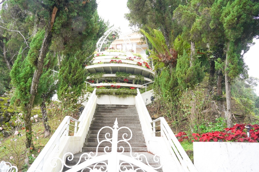 南投日月潭景點｜台灣日月潭耶穌堂，古羅馬列柱式建築，風景超美的，還有夫妻樹！ @瑪姬幸福過日子