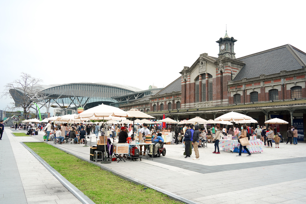 台中火車站假日文創市集，還有現場演唱，就在台中火車站舊月台上，一到台中就好Chill~ @瑪姬幸福過日子