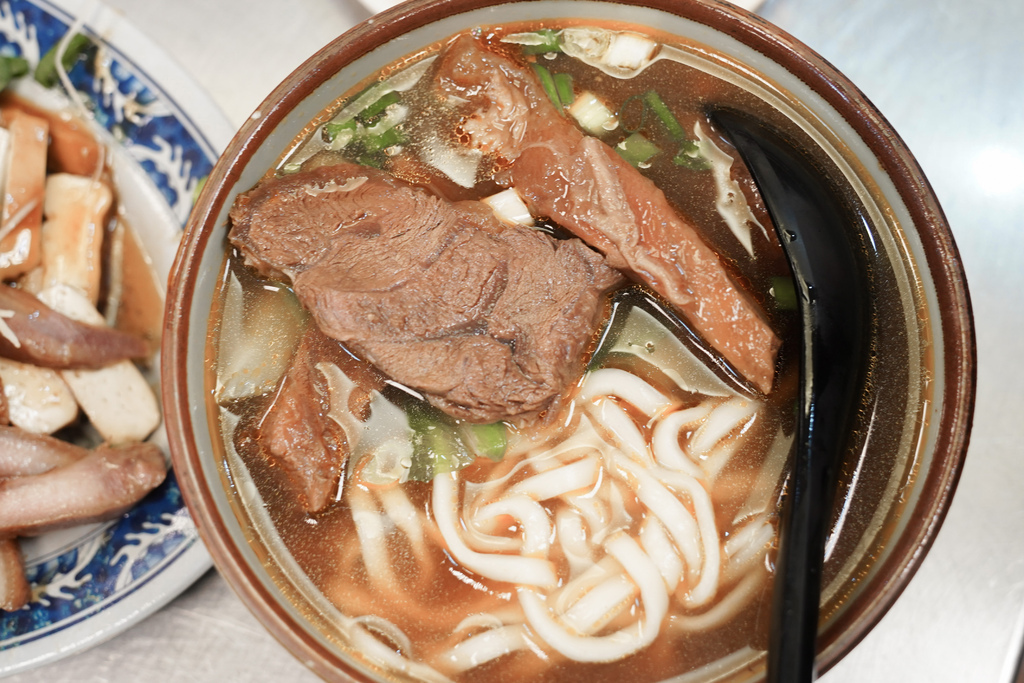 【北投美食】 粟家牛肉麵，番茄牛肉麵超推薦，湯頭濃郁好吃，牛肉大塊軟嫩，滷味小菜必吃！ @瑪姬幸福過日子