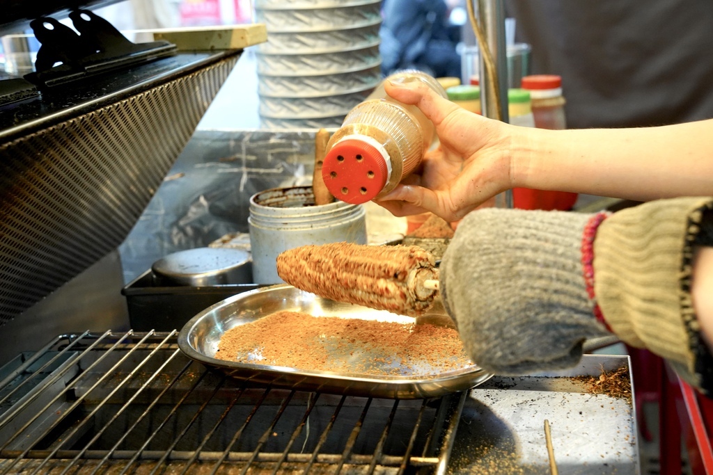 【南機場夜市美食】玉米家烤玉米，一隻不用百元可以吃到米其林烤玉米，生意好到還有座位可以坐！ @瑪姬幸福過日子