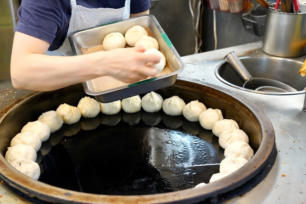 【南機場夜市美食】 南機場夜市必吃鈺師傅上海生煎包，永遠在排隊，一出爐就秒殺！ @瑪姬幸福過日子