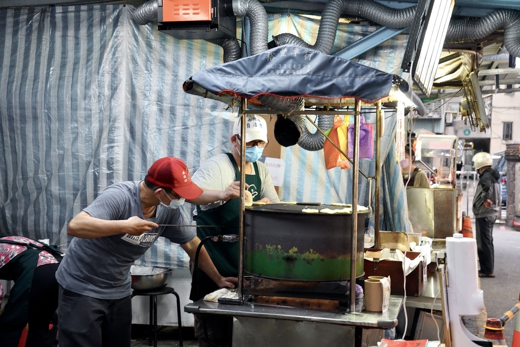 南機場夜市美食｜無名推車燒餅，天天都要排隊的鹹酥餅，太晚來還買不到，台北米其林美食，南機場夜市美食必吃推薦！ @瑪姬幸福過日子