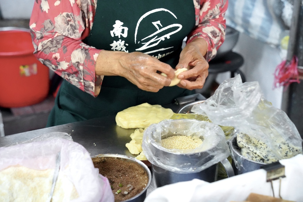 南機場夜市美食｜無名推車燒餅，天天都要排隊的鹹酥餅，太晚來還買不到，台北米其林美食，南機場夜市美食必吃推薦！ @瑪姬幸福過日子